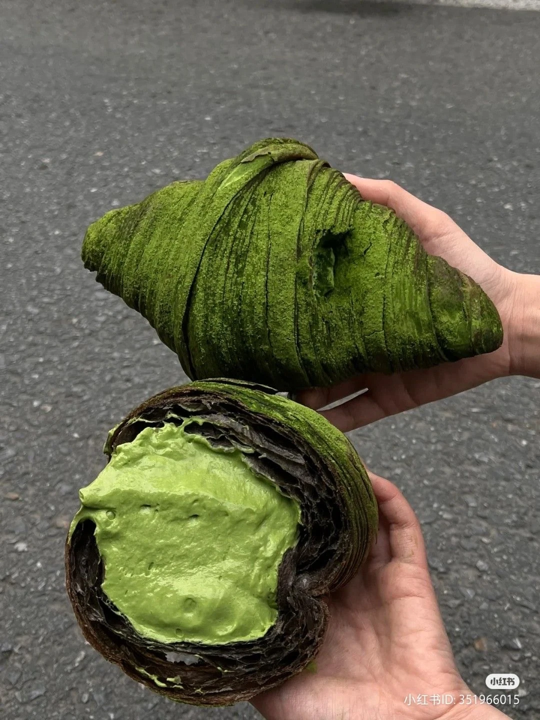 An image of the Matcha Croissant (抹茶クロワッサン) product